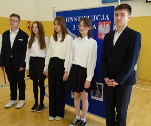 Uczniowie uczestniczący w uroczystości