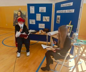 Uczennica i uczeń podczas występu pt 