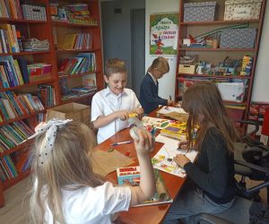 Zdjęcie przedstawia dzieci podczas wykonywania prac plastycznych.