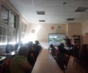 Uczniowie słuchają opowieści o filmie Gwiezdne wojny