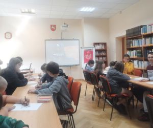 Uczniowie wykonują prace plastyczne dotyczące filmu