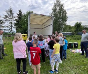 Pani opowiada dzieciom o segregacji śmieci i wyświetla im prezentację