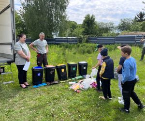 Uczniowie segregują śmieci