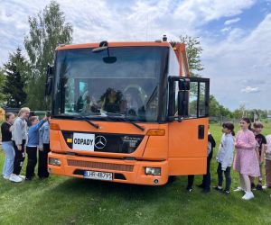 Uczniowie oglądają śmieciarkę