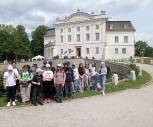  Uczestnicy wycieczki stoją przed Pałacem Popielów w Kurozwękach
