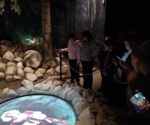 Pielgrzym Świętokrzyski prowadzi przez sale tematyczną