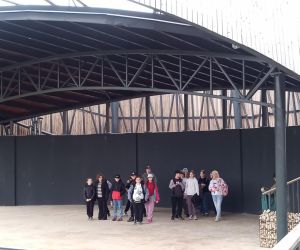 Uczestnicy wycieczki przed Parkiem Legend w Nowej Słupi