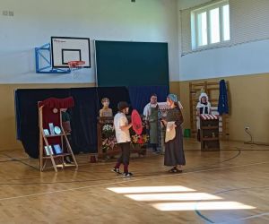 Inscenizowanie przez klasę 5 ,,Bazyliszka,,