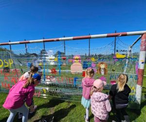 Uczniowie malują na folii farbami