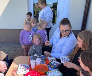 Nauczycielki malują twarze dzieciom