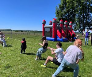 Uczniowie podczas konkurencji przeciągania liny