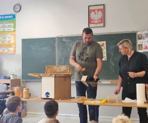 Państwo pokazują jak odymiają pszczoły