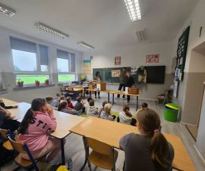 Uczniowie słuchają pogadanki o życiu pszczół