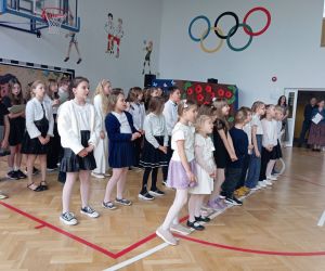 Uczniowie śpiewają piosenkę