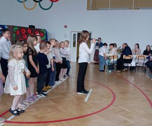 Uczennica recytuje wiersz