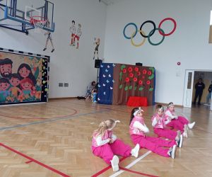 Uczennice prezentują układ taneczny