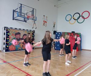 Uczennice prezentują układ taneczny