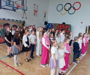 Uczniowie śpiewają sto lat