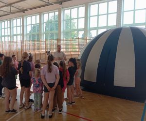 Dzieci wybierają film , który będą oglądać