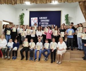 Wszyscy uczestnicy konkursu na tle tablicy dekoracyjnej