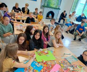 Uczniowie klas starszych pracują nad plakatami dotyczącymi zdrowego żywienia