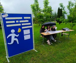 Uczennice siedzące przy stoliku i zliczające okrążenia wykonane przez uczestników próby