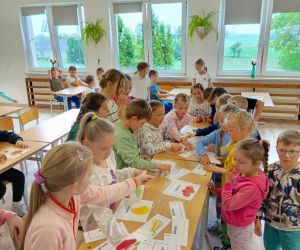 Uczniowie klas młodszych dopasowują nazwy warzy i owoców do ilustracji