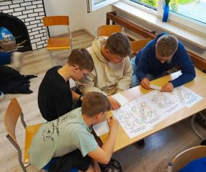 Uczniowie klas starszych pracują nad plakatami dotyczącymi zdrowego żywienia