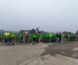 Uczniowie przy swoich rowerach podczas przystanku na trasie