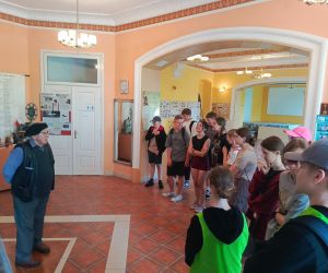 Uczniowie zwiedzają wnętrza pałacu
