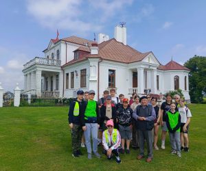 Uczniowie i nauczyciele na tle pałacu w Czumowie