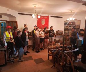 Uczniowie zwiedzają wnętrza pałacu