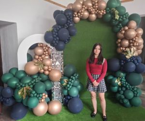 Uczennica na tle dekoracji z balonów