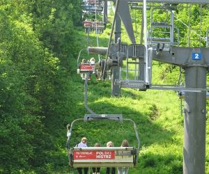 Uczestnicy wycieczki wjeżdżają wyciągiem krzesełkowym na Palenicę