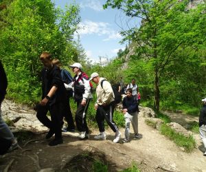 Uczniowie na szlaku przez Wąwóz Homole