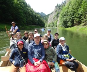 Uczestnicy wycieczki na tratwie podczas spływu Dunajcem