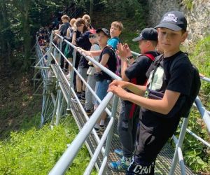 Uczestnicy wycieczki na tarasie widokowym na szczycie Trzech Koron