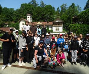 Uczestnicy wycieczki w parku zdrojowym w Szczawnicy