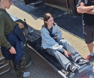 Uczennica w saneczkach kolejki grawitacyjnej