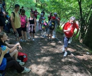 Uczniowie z przewodnikiem na szlaku na Trzy Korony