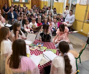 Uczniowie w inscenizacji o molach książkowych