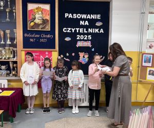 Pani Dyrektor wręcza dyplomy uczniom