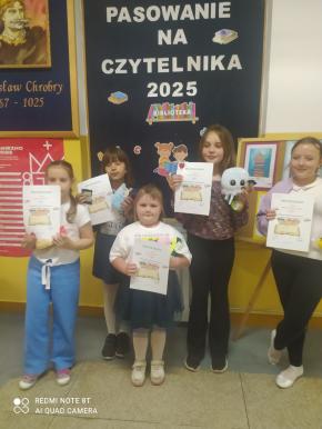 Przedszkolaki na uroczystym pasowaniu na czytelnika klasy pierwszej