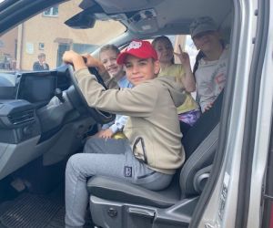 Uczniowie w szoferce samochodu straży granicznej