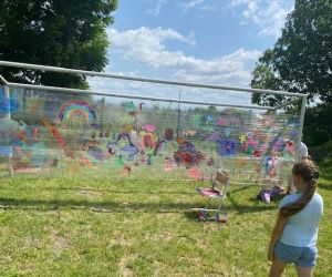 Praca plastyczna dzieci namalowana na folii stretch