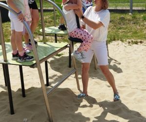 Dzieci z opiekunami na placu zabaw