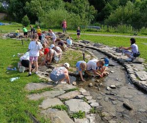 Dzieci przy strumieniu podczas poszukiwania złota