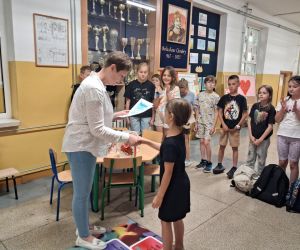 Nauczycielka wręcza uczennicy dyplom