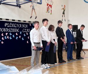 Uczniowie podczas montażu słowno-muzycznego