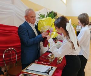 Uczennice klasy ósmej z szacunkiem i wdzięcznością wręczają kwiaty Panu dyrektorowi oraz swojej  Wychowawczyni.